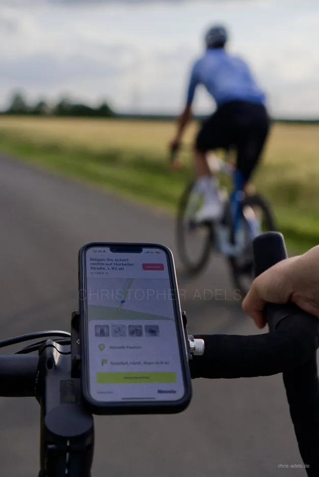 Ein modernes Rennrad vor einem Hintergrund