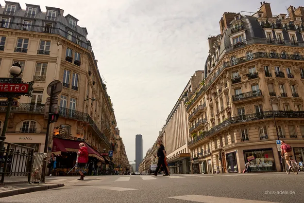 Pariser Straßenecke mit historischen Fassaden